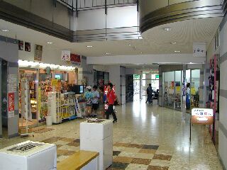 左がお店の入り口、右が対戦スペース