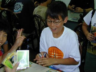 対戦中の紘輝と麻実の顔、対戦相手の手札(^^;