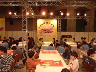 対戦場の様子.奥のテーブル,左手前が紘輝