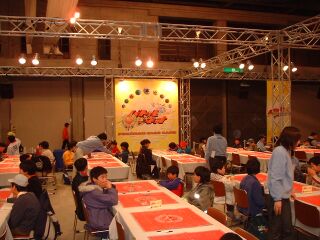 対戦場の様子.タペストリーの前,右手奥が麻実
