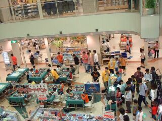 狭い.順番待ちが発生する.コロコロホビーを売り物にする店舗とは思えない扱いの悪さ.