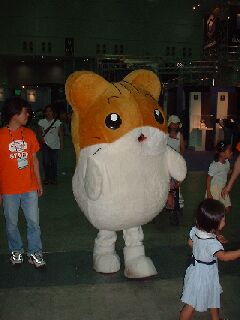 会場内で見つけた人気者(^^;.背が高すぎ(^^;
