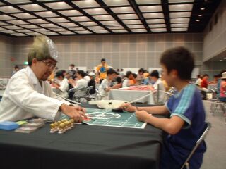 机の上には指人形が整然と並んでいた.異様なり