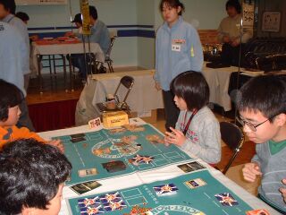 対戦中の麻実.この日は絶好調だったらしい.夏の大会からずっと同じデッキ(^^;