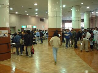 会場の様子。狭い、人が多い。大阪会場は良すぎると思う。