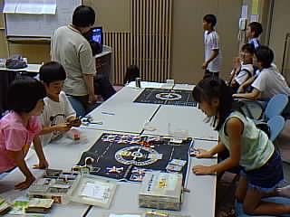 カードの対戦風景.子供同士は和やか(^^)